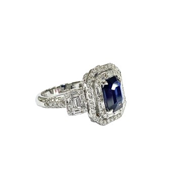 18KT WHITE GOLD BLUE SAPHIRE AND DIAMOND RING
