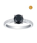 ANILLO CON DIAMANTE NEGRO Y DIAMATES BLANCOS