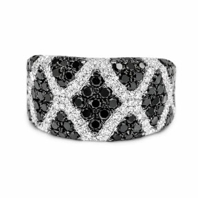 14 kts white gold ring with black and white diamonds