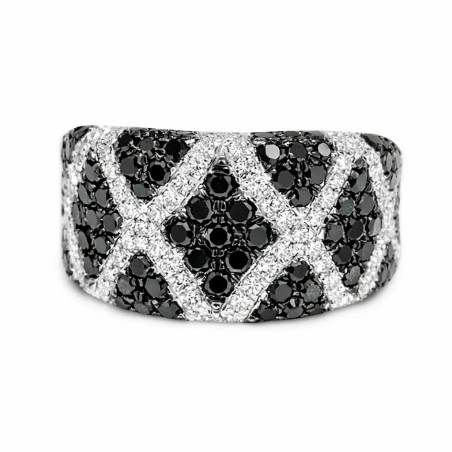 14 kts white gold ring with black and white diamonds