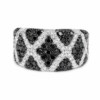 14 kts white gold ring with black and white diamonds