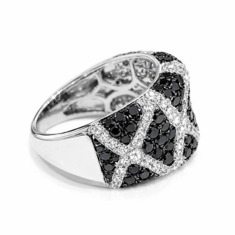 14 kts white gold ring with black and white diamonds