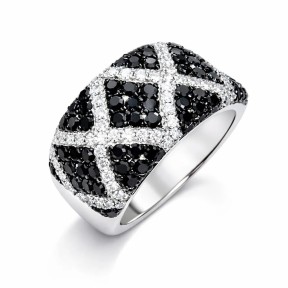 14 kts white gold ring with black and white diamonds