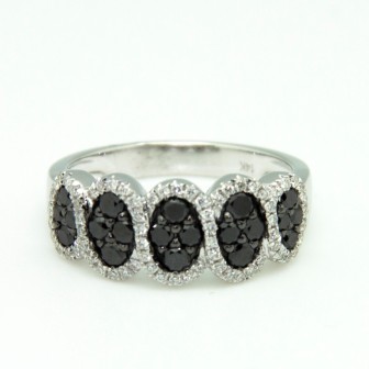 14 kts white gold ring with black and white diamonds