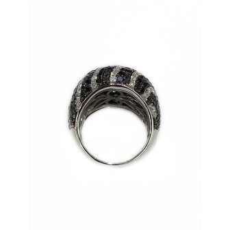 18 KTS WHITE GOLD RING WITH BLACK AND WHITE DIAMONDS