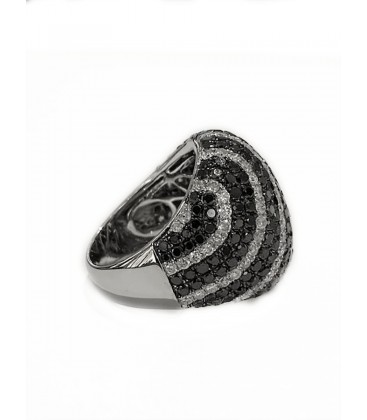 18 KTS WHITE GOLD RING WITH BLACK AND WHITE DIAMONDS