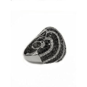 18 KTS WHITE GOLD RING WITH BLACK AND WHITE DIAMONDS