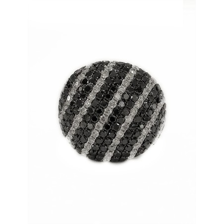 SORTIJA DE ORO BLANCO 18 KTS CON DIAMANTES NEGRO Y BLANCOS