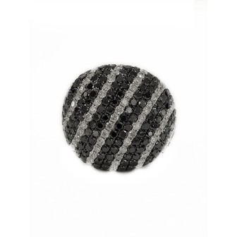 18 KTS WHITE GOLD RING WITH BLACK AND WHITE DIAMONDS