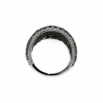 14 KTS WHITE GOLD RING WITH BLACK AND WHITE DIAMONDS