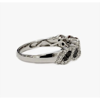14 KTS WHITE GOLD RING WITH BLACK AND WHITE DIAMONDS