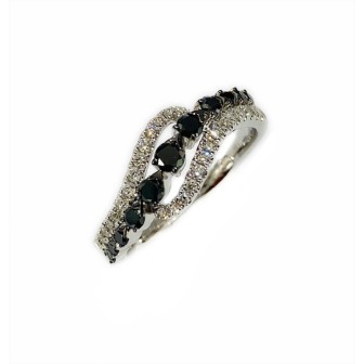 SORTIJA DE ORO BLANCO 14 KTS CON DIAMANTES NEGRO Y BLANCOS