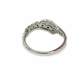 14 KTS WHITE GOLD RING WITH BLACK AND WHITE DIAMONDS