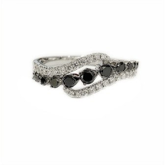 14 KTS WHITE GOLD RING WITH BLACK AND WHITE DIAMONDS