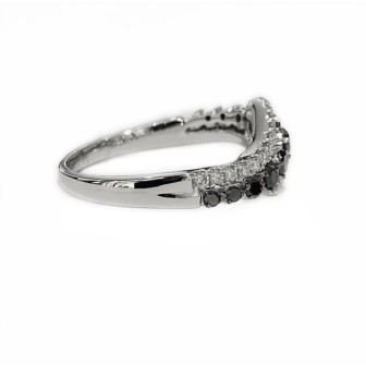 14 KTS WHITE GOLD RING WITH BLACK AND WHITE DIAMONDS