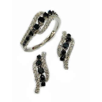 SORTIJA DE ORO BLANCO 14 KTS CON DIAMANTES NEGRO Y BLANCOS