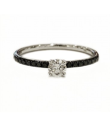 18 KTS WHITE GOLD RING WITH BLACK AND WHITE DIAMOND