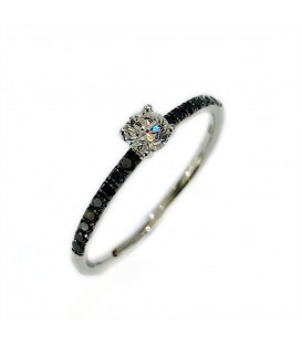 18 KTS WHITE GOLD RING WITH BLACK AND WHITE DIAMOND