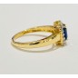 Sortija de oro amarillo de 18 kts con zafiro azul y diamantes