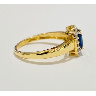 Sortija de oro amarillo de 18 kts con zafiro azul y diamantes