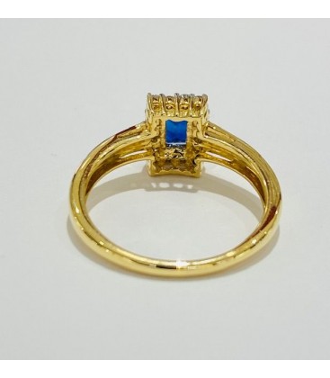 Sortija de oro amarillo de 18 kts con zafiro azul y diamantes