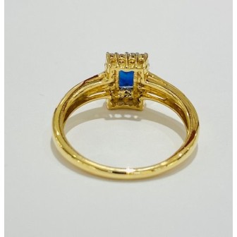 Sortija de oro amarillo de 18 kts con zafiro azul y diamantes