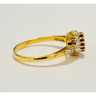 Sortija de oro bicolor de 18 kts con rubí y diamantes