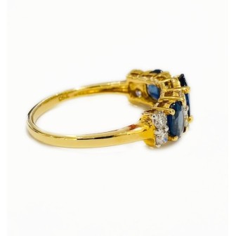 SORTIJA DE ORO BICOLOR DE 18 KTS CON ZAFIRO AZUL Y DIAMANTES