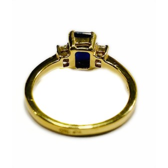 Sortija de oro amarillo de 18 kts con zafiro azul y diamantes