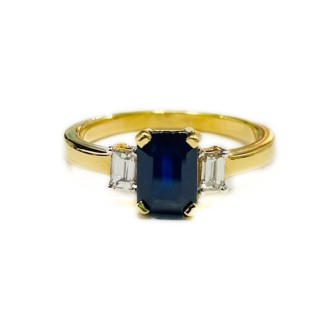 Sortija de oro amarillo de 18 kts con zafiro azul y diamantes