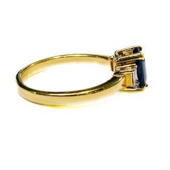 Sortija de oro amarillo de 18 kts con zafiro azul y diamantes