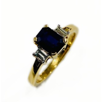 Sortija de oro amarillo de 18 kts con zafiro azul y diamantes