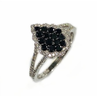 Sortija de oro blanco 14 kts con diamantes negro y blancos