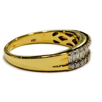 18 kts yellow gold ring with diamonds