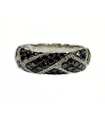 14 kts white gold ring with black and white diamonds