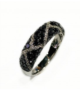 14 kts white gold ring with black and white diamonds