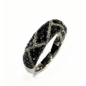 Sortija de oro blanco 14 kts con diamantes negro y blancos