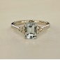 SORTIJA DE AGUAMARINA Y DIAMANTES MONTADA EN ORO BLANCO DE 18 CTS.