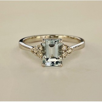 SORTIJA DE AGUAMARINA Y DIAMANTES MONTADA EN ORO BLANCO DE 18 CTS.