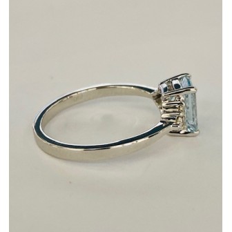 SORTIJA DE AGUAMARINA Y DIAMANTES MONTADA EN ORO BLANCO DE 18 CTS.