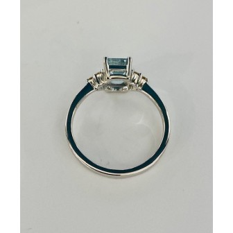 SORTIJA DE AGUAMARINA Y DIAMANTES MONTADA EN ORO BLANCO DE 18 CTS.