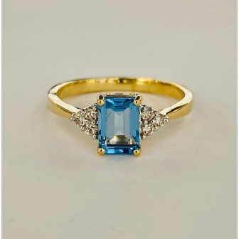 SORTIJA DE TOPACIO AZUL Y DIAMANTES MONTADO EN ORO AMARILLO 18CTS