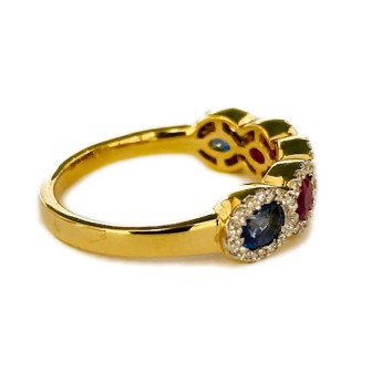 SORTIJA DE ORO DE 18 KTS CON RUBI, ZAFIRO Y ESMERALDA CON DIAMANTES