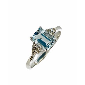 SORTIJA DE AGUAMARINA Y DIAMANTES MONTADA EN ORO BLANCO DE 18 CTS.